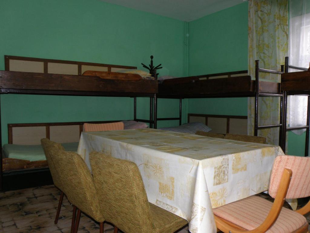 Хостел Szkolne Schronisko Mlodziezowe Zloty Widok Пеховице Номер фото