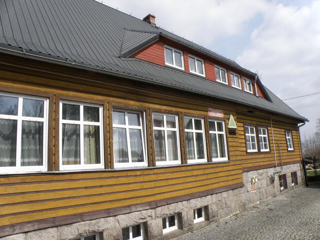 Хостел Szkolne Schronisko Mlodziezowe Zloty Widok Пеховице Экстерьер фото
